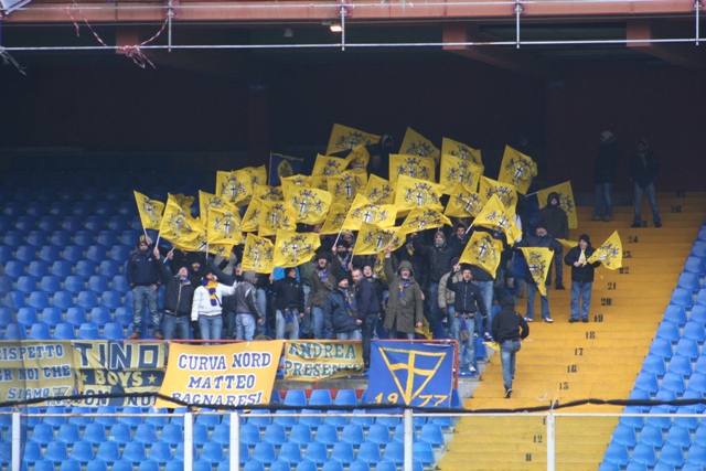 Genoa-Parma: bandierine al vento.
